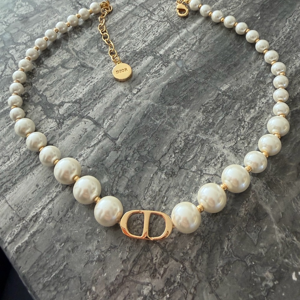 Pearl Necklace with Gold Detail.